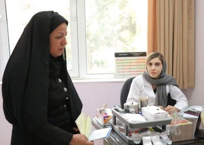 بیمار مبتلا به انجراف ستون فقرات و دکتر سارا حسینی