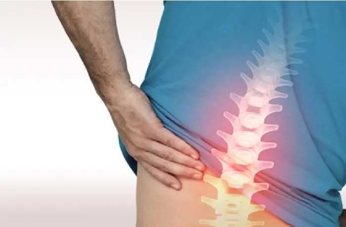 فردی که کمر را گرفته
