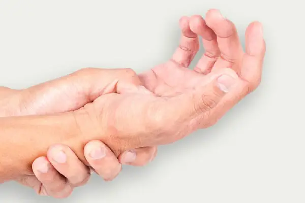 فردی که مچ دست را گرفته