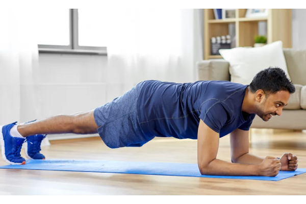 فردی که ورزش شنا انجام می دهد